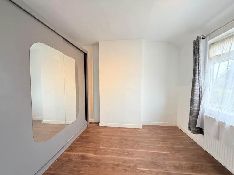 LARGE 3 BED HOUSE IN EDMONTON AVAILABLE NOW