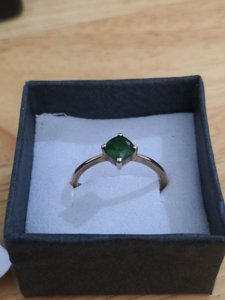 9ct gold ring with a real green emerald in size L - M