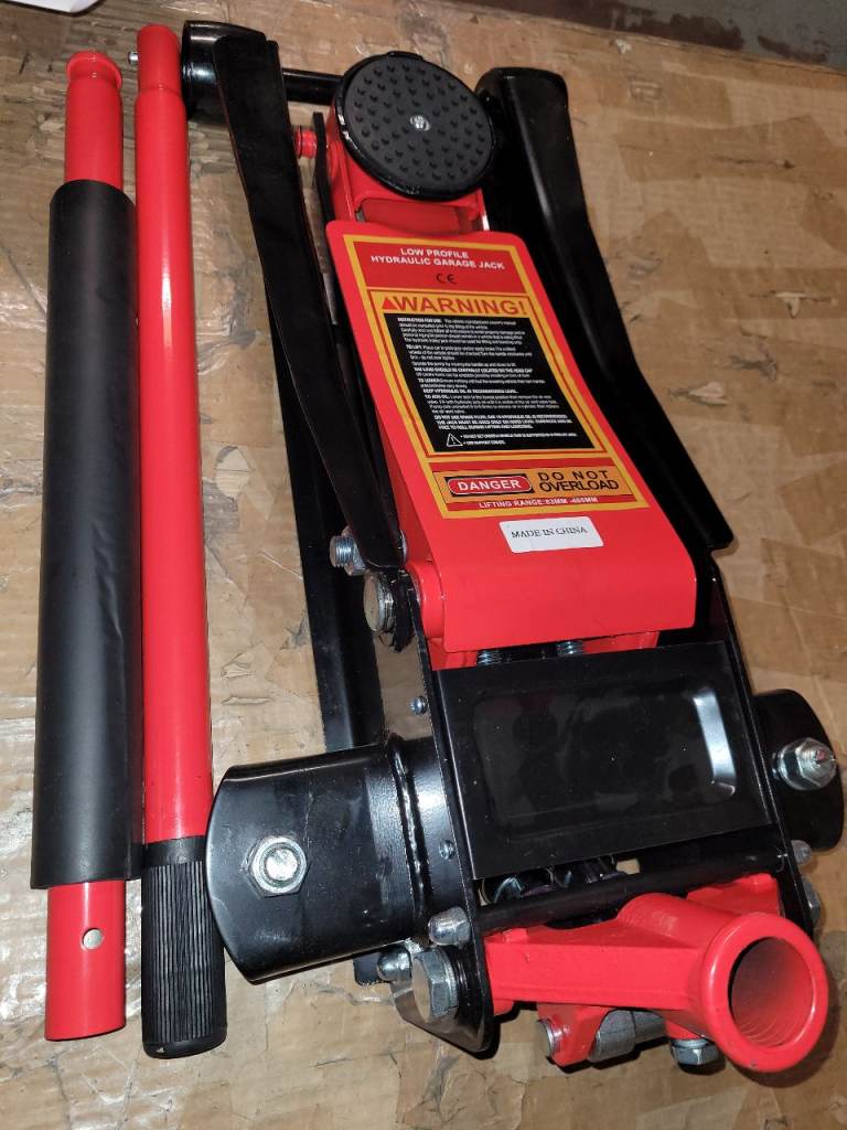 A new 3ton red and black hydraulic garage jack with rapid lift duel pump heavy duty 