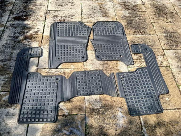 Land rover Discovery 3 and 4 genuine rubber mats.