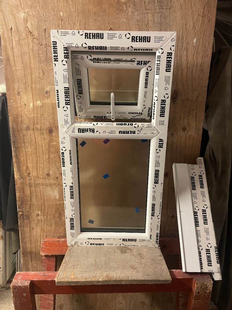 H 89.5 x W 42.5 cm-SMALL BRAND NEW REHAU UPVC DOUBLE GLAZED WINDOW OBSCURE (BATHROOM) (REF: SJ477) 
