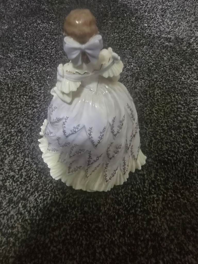 Stunning porcelain ornament 