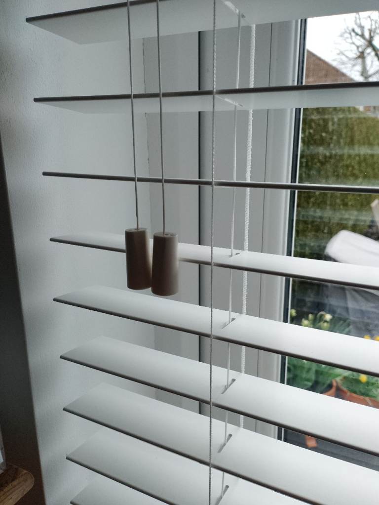 3 Venetian blinds