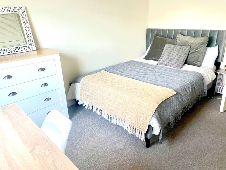 Spacious double room in lovely house in Leckhampton 