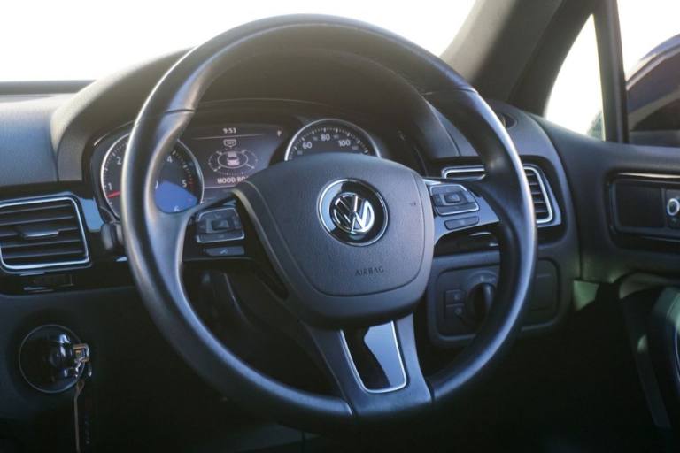 2014 Volkswagen Touareg 3.0 TDI V6 BlueMotion Tech R-Line SUV Diesel Tiptronic 4WD (s/s) 5dr - Ju...