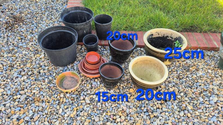 4 ceramic pots and some plastic ones £18 collection only from Branston 