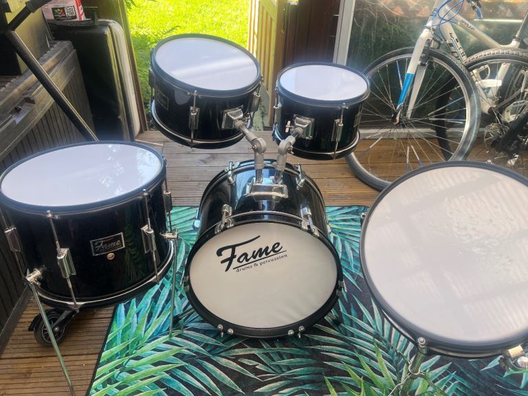 incomplete drum kit