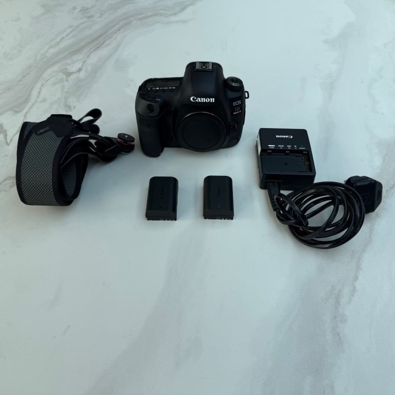 Canon EOS 5D Mark IV DSLR Body - 5,942 Shutter Count + 2 Batteries Charger