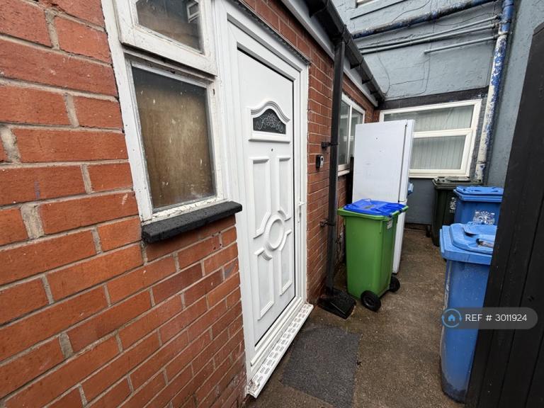 1 bedroom flat in Manchester Road, Rochdale, OL11 (1 bed) (#3011924)