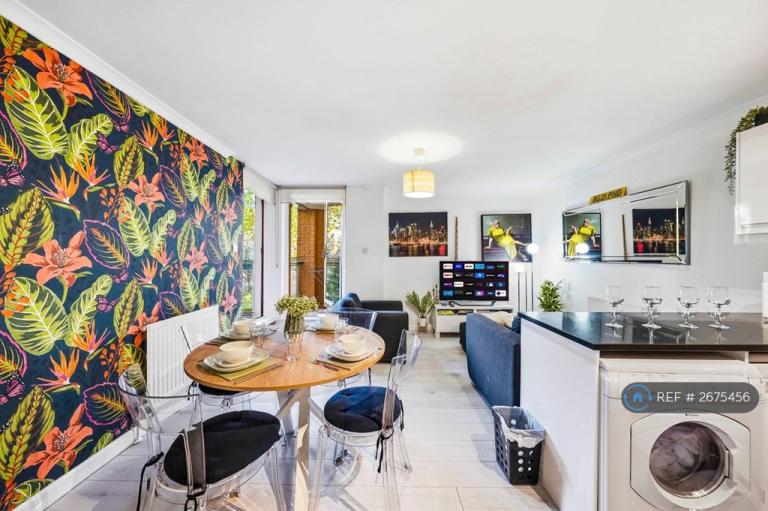 2 bedroom flat in China Court, London, E1W (2 bed) (#2675456)