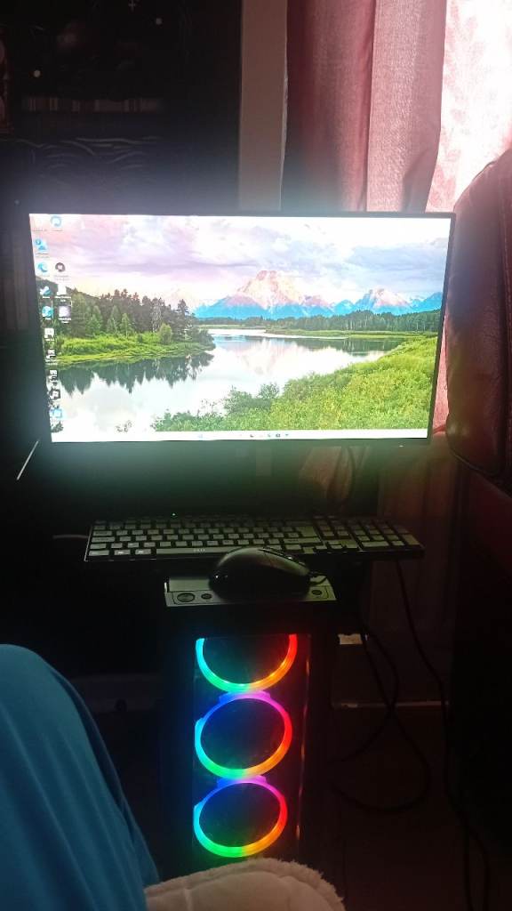Gaming PC Setup with Monitor, Keyboard, and Mouse – Good Condition