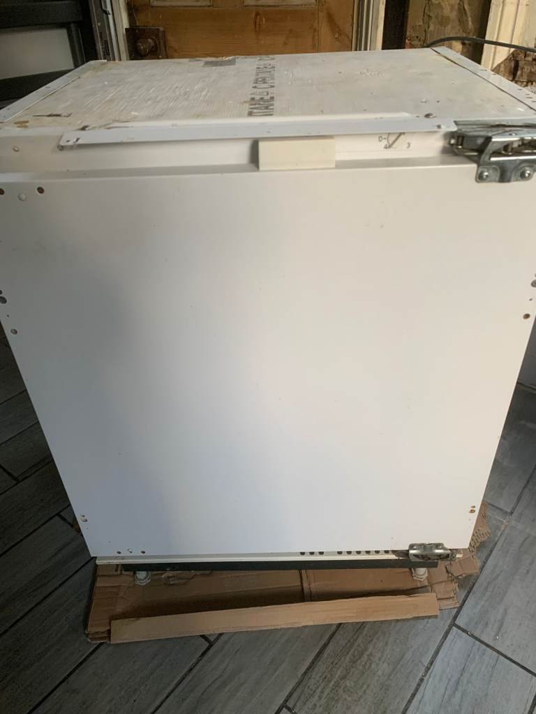 Integrated under counter fridge and freezer - both working condition - 3 shelves - free to collector