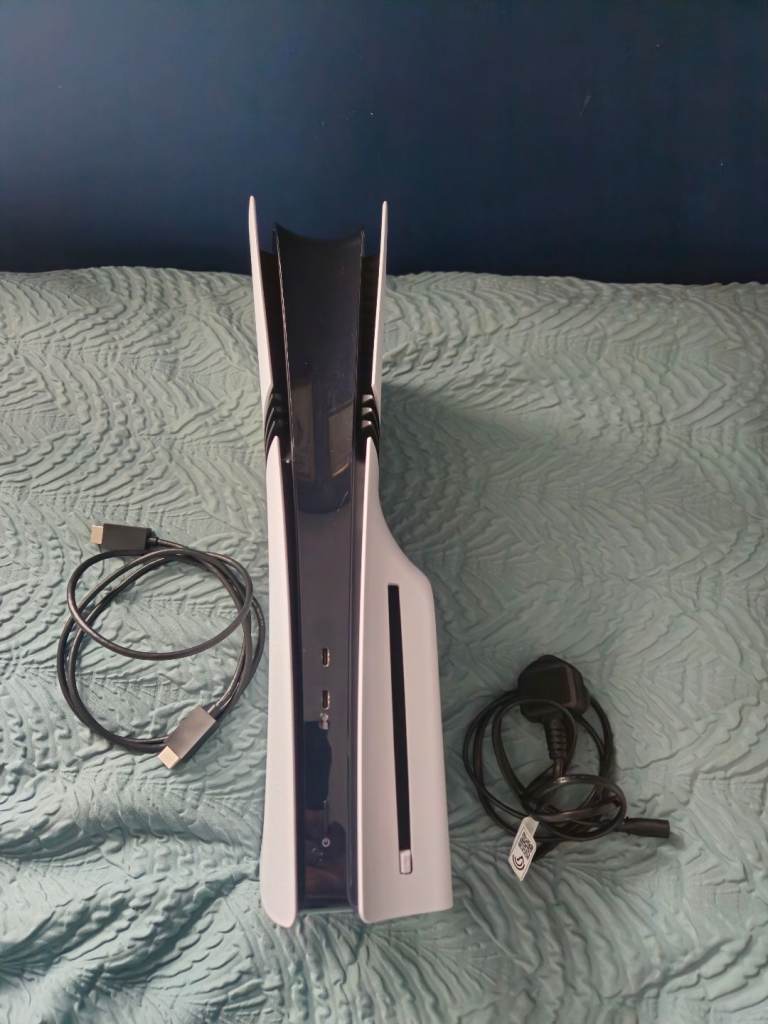 PS5 PRO DISC EDITION 2TB WITH THE BOX LIKE NEW ! 