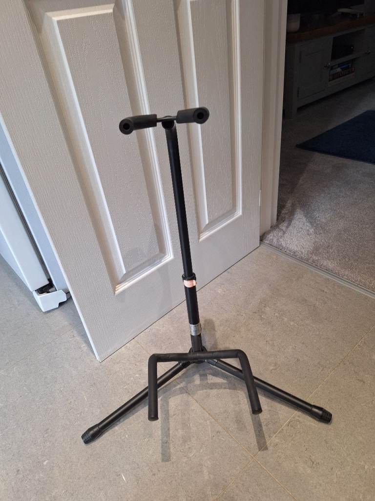 Black Metal Guitar Stand – Good Condition