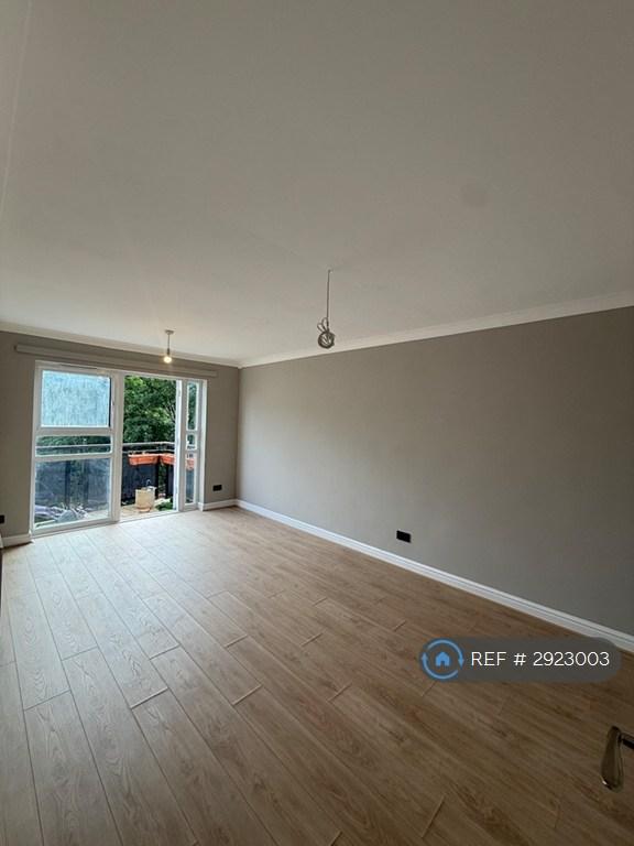 2 bedroom flat in Parkside Crescent, London, N7 (2 bed) (#2923003)