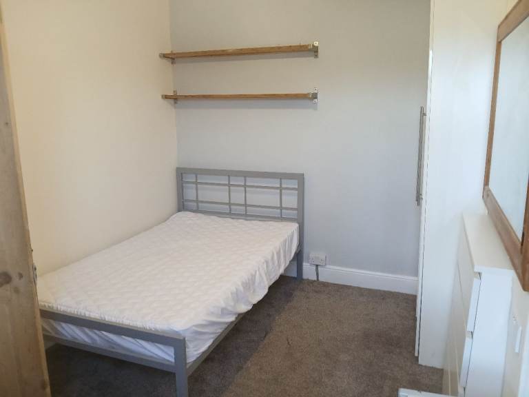 1 room nr UHW/Met. All inclusive price. Female preferred. Can do short term. 