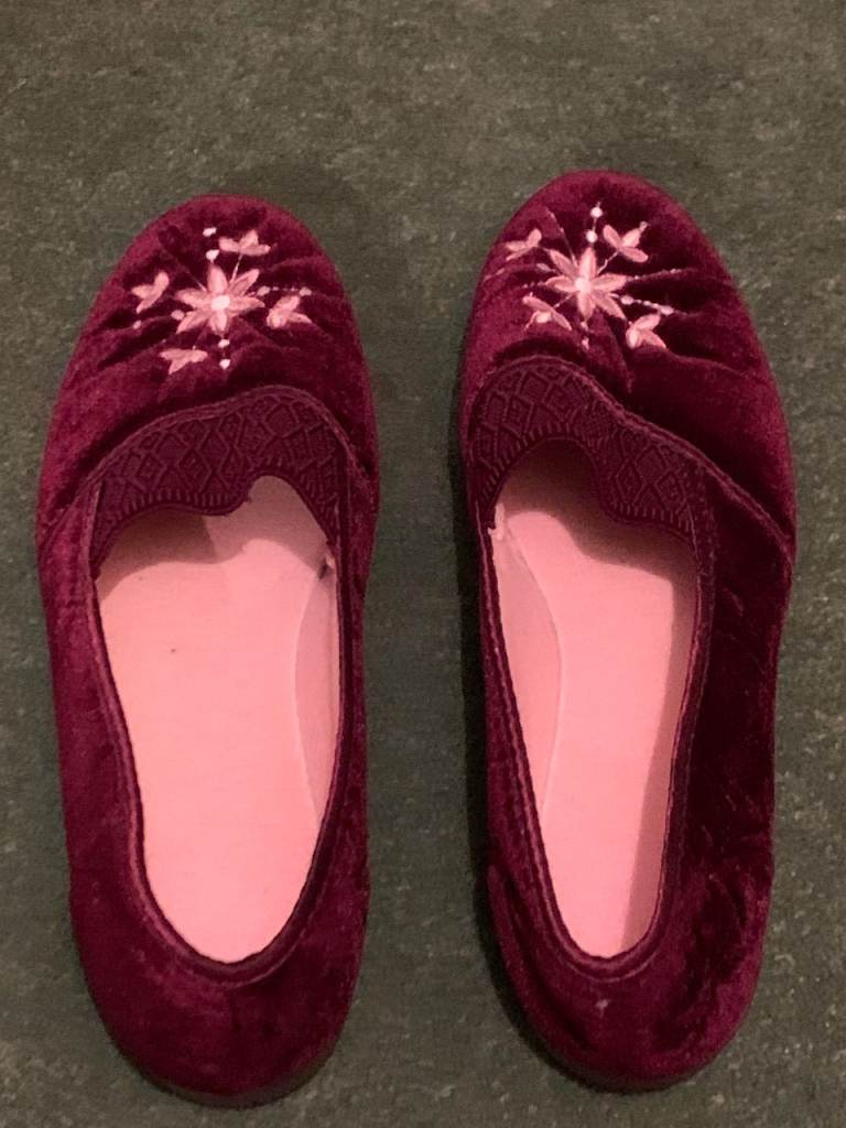 image for Ladies slippers size 7 