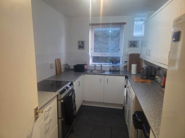 London Road Stoneygate, 2 bedroom purpose built flat with secure parking.