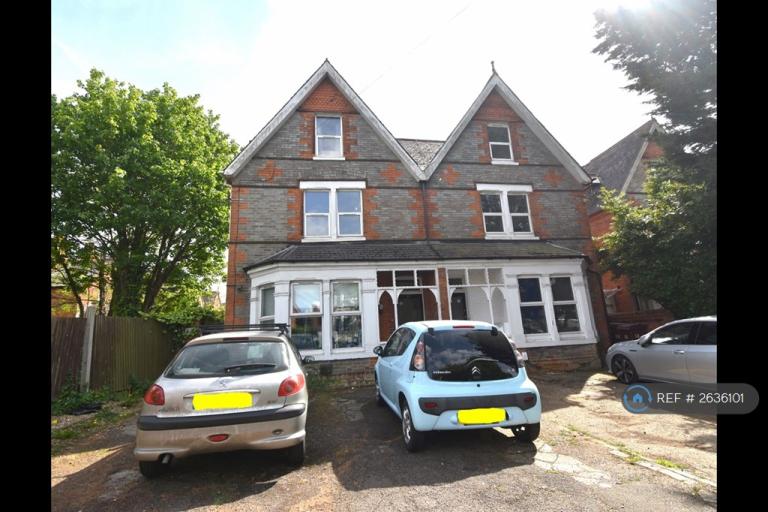 6 bedroom house in Christchurch Road, Reading, RG2 (6 bed) (#2636101)