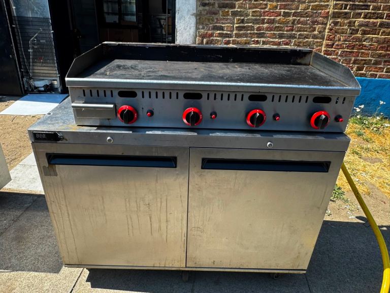 Commercial 4 burner gas griddle fully serviced cafe shop restaurant 