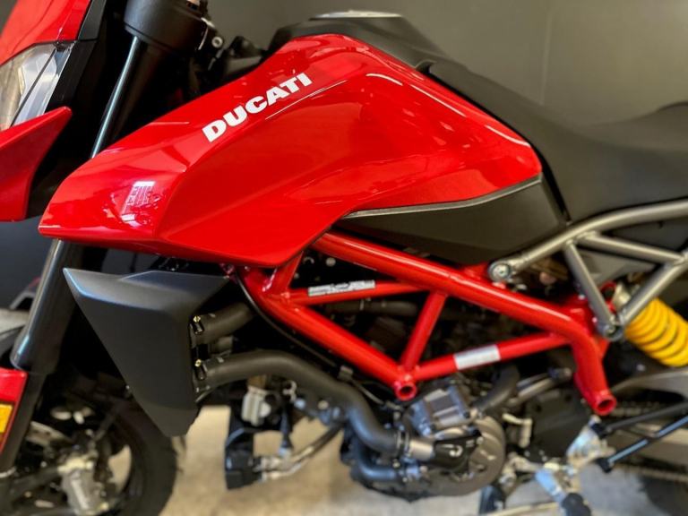 STUNNING LOW MILEAGE 2019/19 DUCATI HYPERMOTARD 950 MOTORCYCLE 