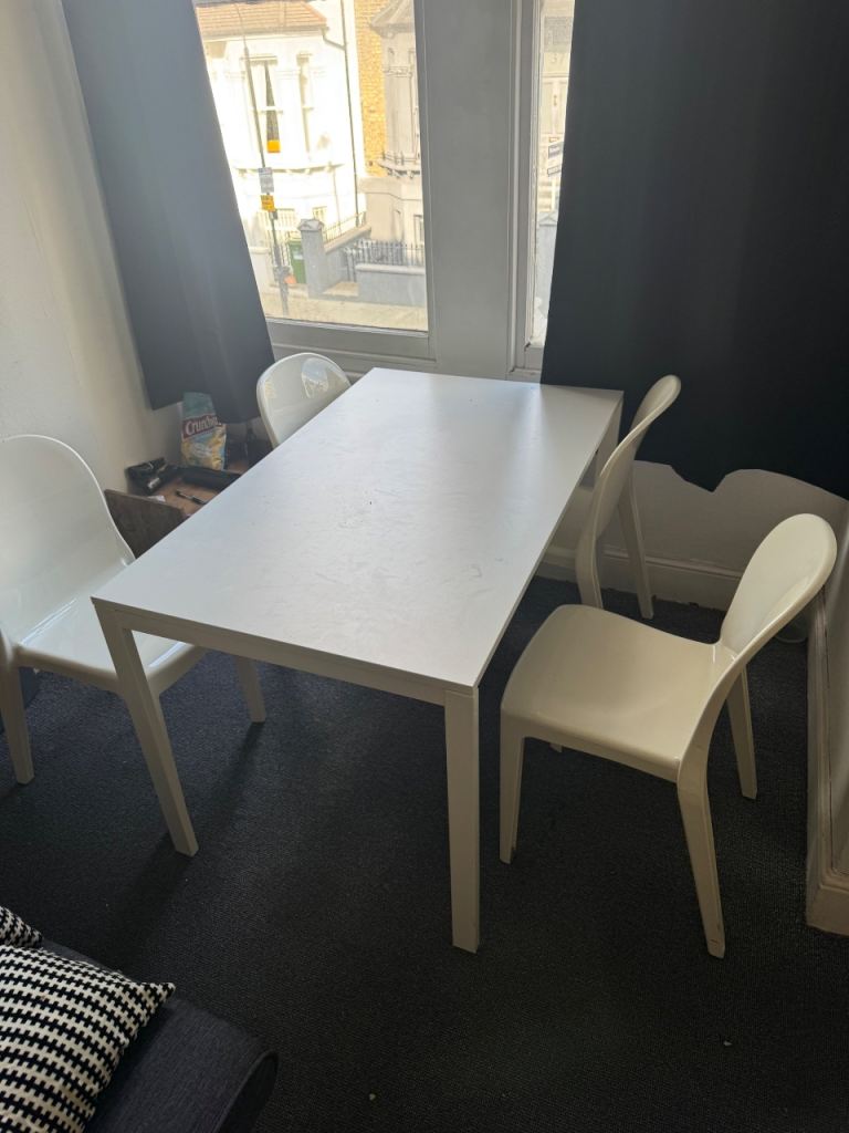 White Dining Table with 4 Chairs – perfect condition