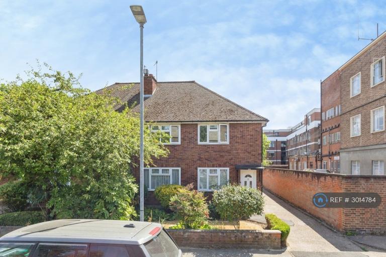 2 bedroom flat in Woodlands Avenue, Ruislip, HA4 (2 bed) (#3014784)