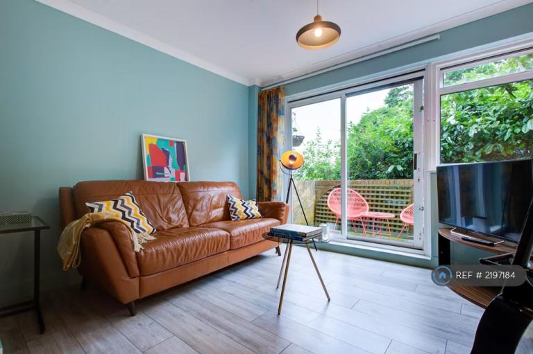 2 bedroom flat in Brackenhill Close, Bromley, BR1 (2 bed) (#2197184)