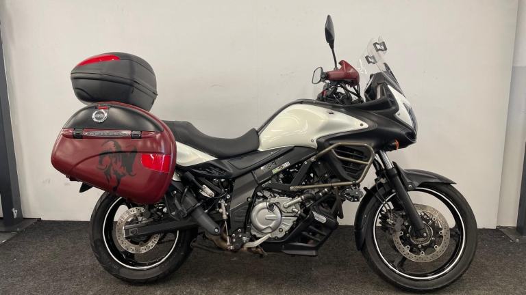 SUZUKI VSTROM 650 ** FULL LUGGAGE - ENGINE BARS - 12 MONTH MOT **