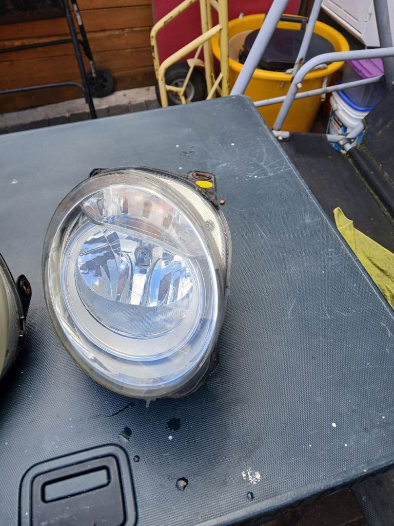 Fiat 500 headlight  (RH) with a  missing bracket 