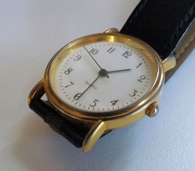 UNISEX QUARTZ WATCH WITH GOOD QUALITY BLACK LEATHER STRAP. G.W.O.