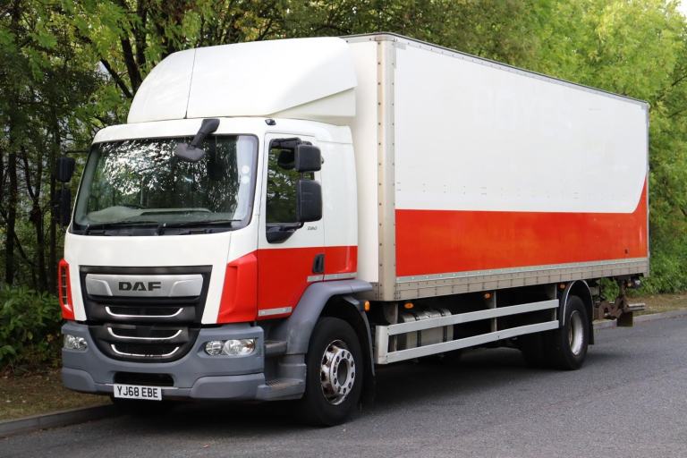 DAF LF 260 4X2 MANUAL SLEEPER 28FT GRP BOXVAN (2019)