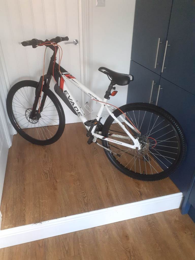 Bicycle with stand 7 gears on right 3 on left - Apollo Evade - good condition - Winchester