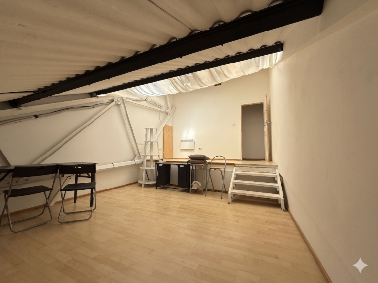 Bright Creative Studio / Content Creator Work Space / Office To Rent In East London / Mile End