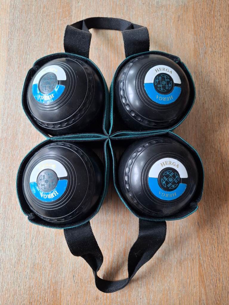 Lawn bowls size 4M including carrier 