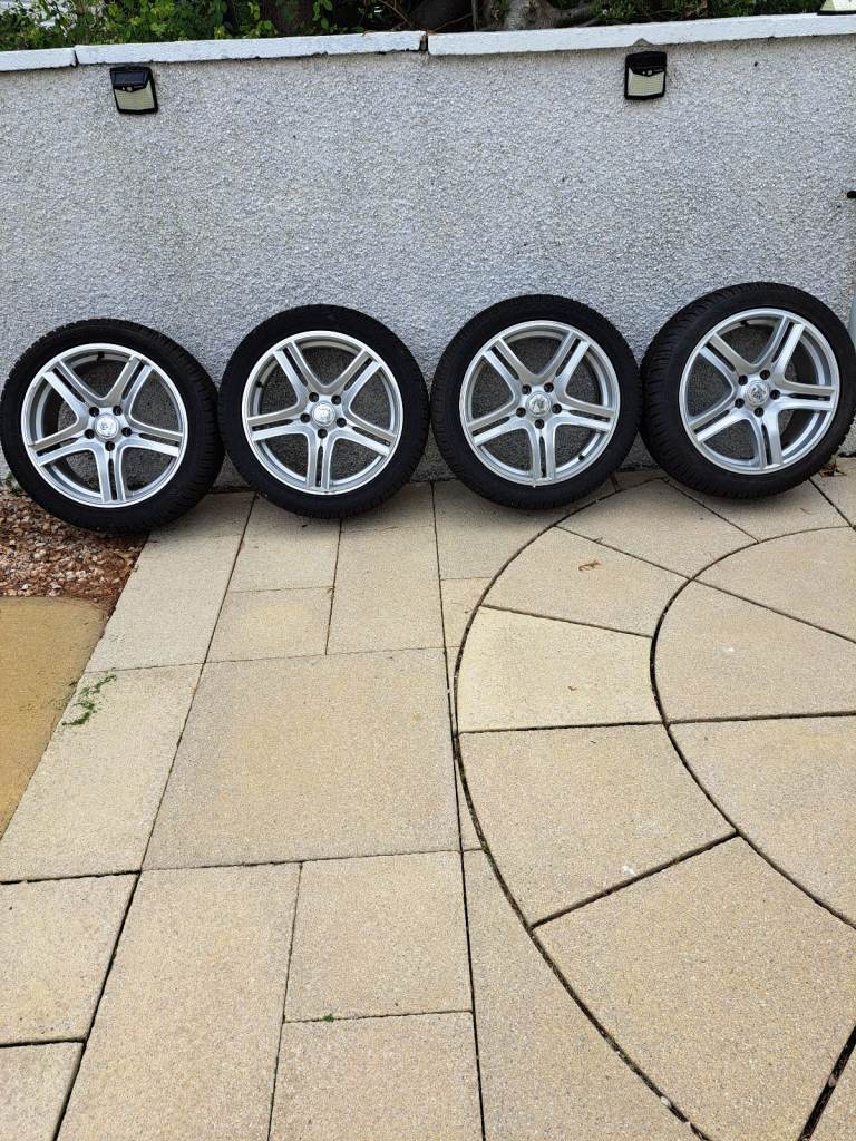 Set of alloys with winter tyres 