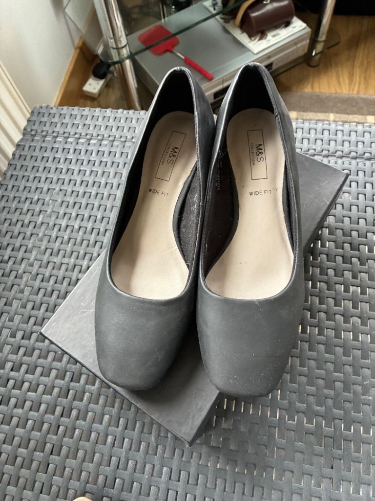 Ladies low heel shoe