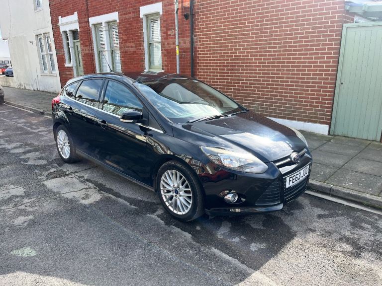 FORD FOCUS ZETEC VERY LOW MILAGE TAX £20 BLACK PORTSMOUTH 