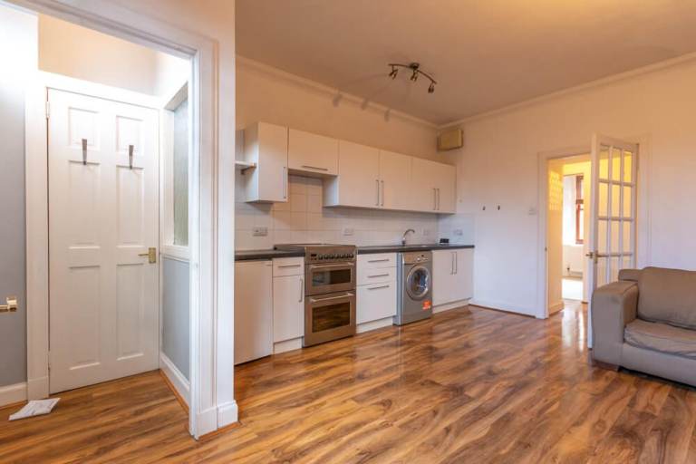 Bright and stylish, 1 bedroom, main door flat, in Restalrig - available May