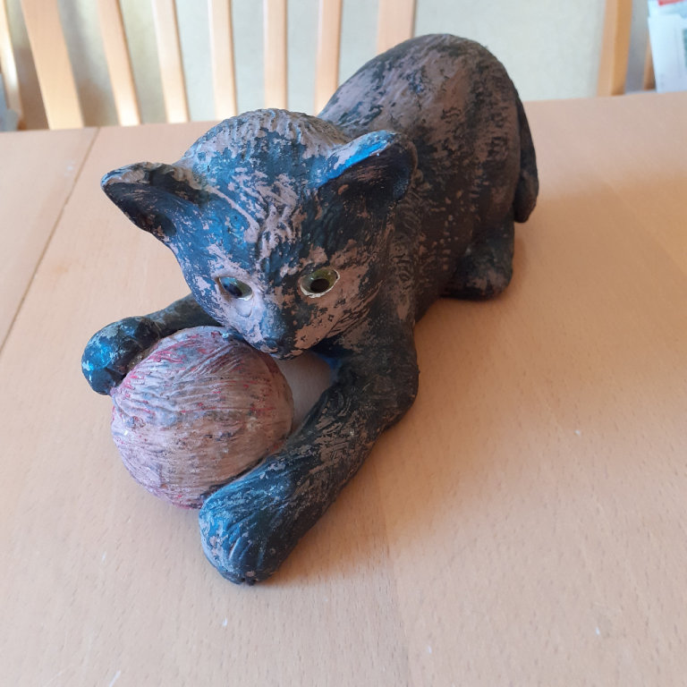 Bretby model of a cat/kitten playing with a ball of wool
