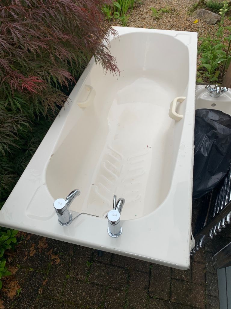 Bath tub