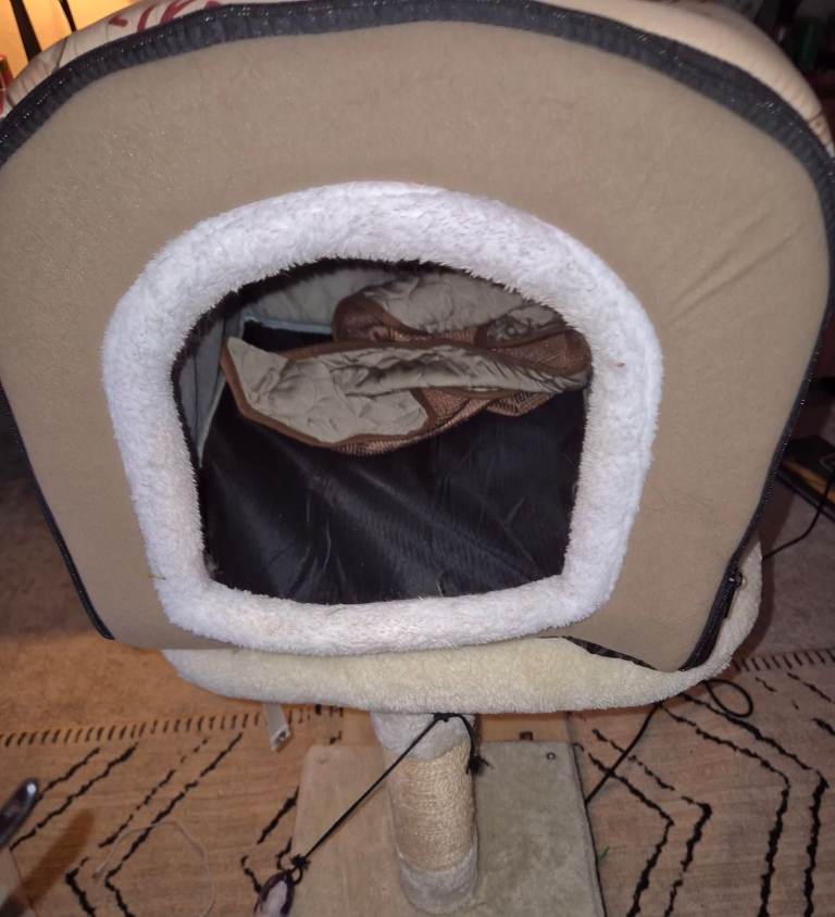 Foldaway Cat Condo Cave Bed. 40x50x35cm