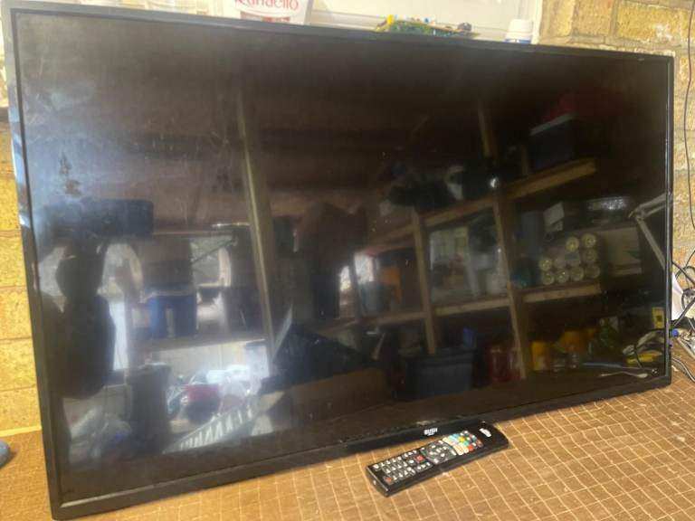 FAULTY Bush 43in Smart FHD DLED HDR Freeview TV and Toshiba 32in LCD TV