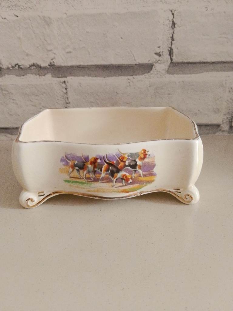 Vintage Cream Ceramic candy box with Hunting Dog Scene – Good Condition