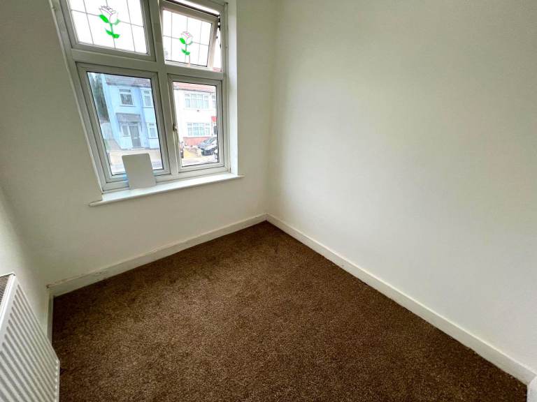 Prime Location Spacious 5/6 Bedrooms Terrace House in Chadwell Heath, Romford Drive way