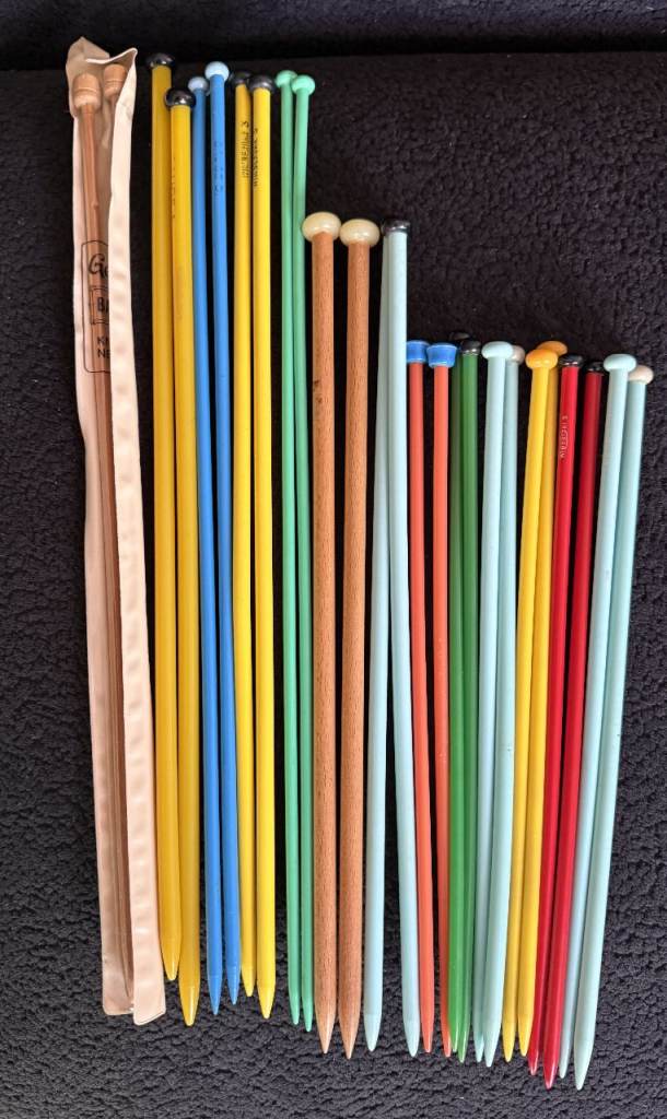 KNITTING NEEDLES 13 PAIRS COLOURFUL PLASTIC FOR ONLY £7, LITTLE USED, CAN POST