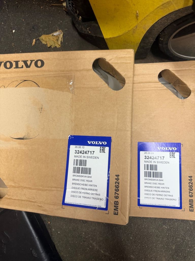 Volvo rear discs and pads brand new genuine parts 