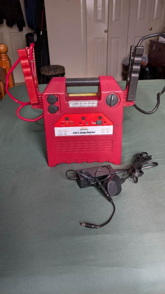 Halfords 4 in 1 car battery jump starter up to 2L