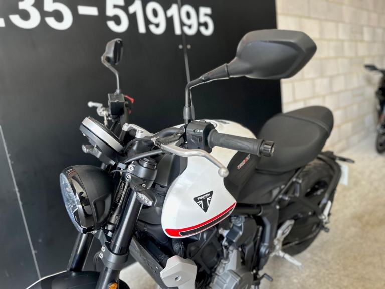 STUNNING ONE OWNER 2022/22 TRIUMPH TRIDENT 660 MOTORCYCLE