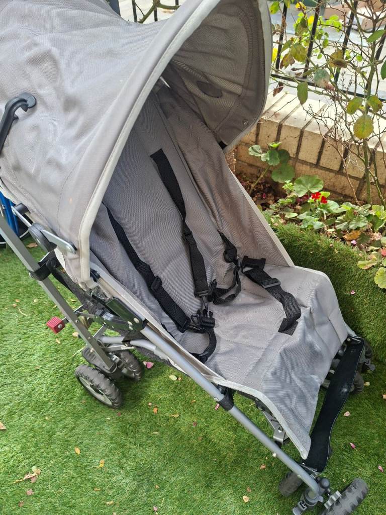Chicco Stroller with Rain Cover – Grey, Good Condition